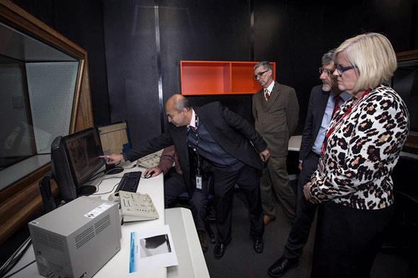 Parliamentary Secretary opens Electron Microscopy Facility